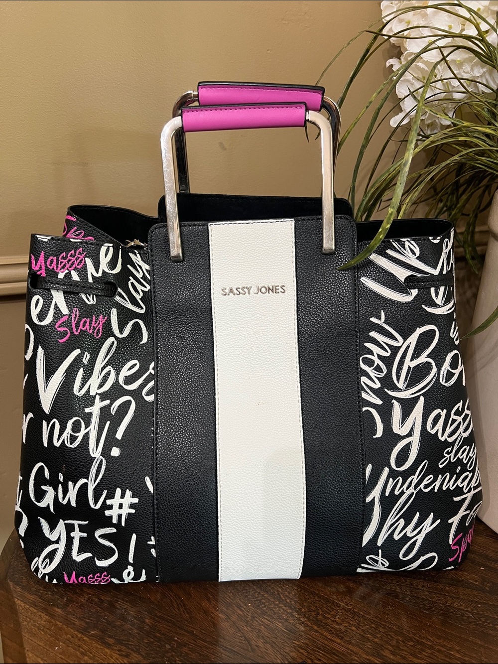 Sassy Jones Black & White Graphic Tote with Pink Handle Accent❤️❤️❤️